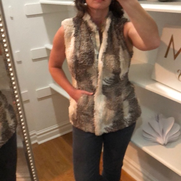 CAbi Aspen Vest-Faux Shearling and softer! - Picture 2 of 7